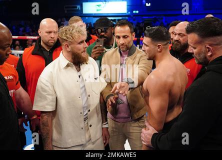 Jake Paul e Tommy Fury si affacciano sul ring all'OVO Arena Wembley, Londra. Data immagine: Sabato 28 gennaio 2023. Foto Stock