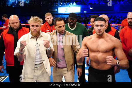 Jake Paul e Tommy Fury posa dopo un incontro sul ring all'OVO Arena Wembley, Londra. Data immagine: Sabato 28 gennaio 2023. Foto Stock