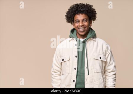 Sorridente giovane afro-americano isolato su sfondo beige. Foto Stock