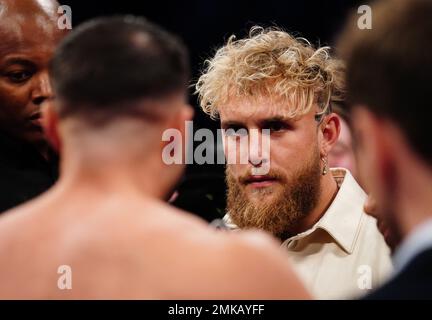 Jake Paul e Tommy Fury si affacciano sul ring all'OVO Arena Wembley, Londra. Data immagine: Sabato 28 gennaio 2023. Foto Stock