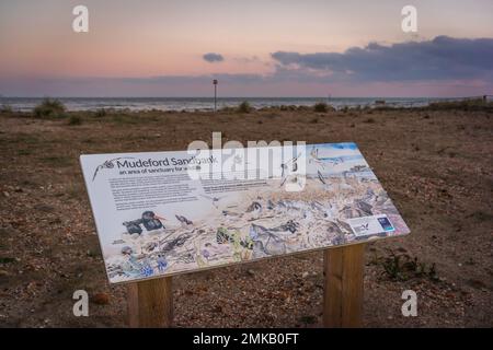 Cartello segnaletico per la fauna selvatica presso Mudeford Sandbank Mudeford spit nei pressi di Hengistbury Head, Christchurch, Dorset, Inghilterra, Regno Unito Foto Stock