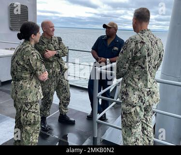 CHESAPEAKE BAY (dal 6, 2022) – CMdR. Steven Grey (centro), funzionario esecutivo della nave di sbarco USS carter Hall (LSD 50), parla con il personale del Naval Medical Research Center (NMRC) durante una visita a bordo. Mentre erano in corso a bordo di carter Hall, i membri dello staff di NMRC si sono incontrati con l'equipaggio, ottenendo un'esperienza diretta delle operazioni a bordo durante il transito della nave a Baltimora per la 2022 Maryland Fleet Week & Flyover Baltimore. Foto Stock