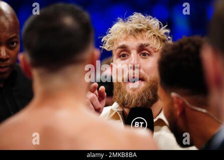 Jake Paul e Tommy Fury si affacciano sul ring all'OVO Arena Wembley, Londra. Data immagine: Sabato 28 gennaio 2023. Foto Stock