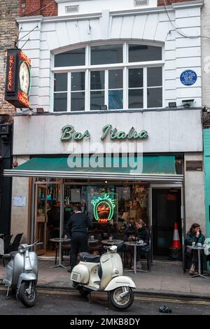 Londra, Regno Unito. 26 gennaio 2023. Il Bar Italia è raffigurato in Frith Street, Soho. Il Bar Italia è stato aperto da Luigi e Caterina Polledri nel 1949 e io Foto Stock