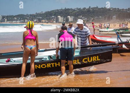 Sabato 28th Gennaio 2023. Sydney Northern Beaches Surfboat carnevale a North Narrabeen Beach, surf club locale squadre maschili e femminili Foto Stock