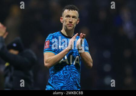 Preston, Regno Unito. 28th Jan, 2023. Ivan Perisic #14 di Tottenham Hotspur applaude i tifosi alla fine della partita della Emirates fa Cup Fourth Round Preston North End vs Tottenham Hotspur a Deepdale, Preston, Regno Unito, 28th gennaio 2023 (Foto di Conor Molloy/News Images) a Preston, Regno Unito il 1/28/2023. (Foto di Conor Molloy/News Images/Sipa USA) Credit: Sipa USA/Alamy Live News Foto Stock