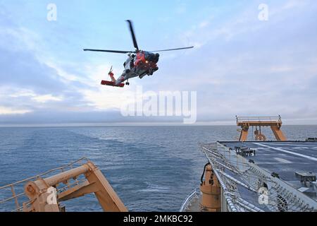 La Guardia Costiera Cutter Healy (WAGB-20) e una stazione aerea Kodiak MH-60 Jayhawk elicottero aircrew condurre esercitazioni di volo nel Kotzebue Sound, Alaska, 7 settembre 2022. Questi corsi di formazione offrono l'opportunità di rafforzare l'interoperabilità delle manovre e delle comunicazioni tra i due asset della Guardia Costiera. Foto Stock