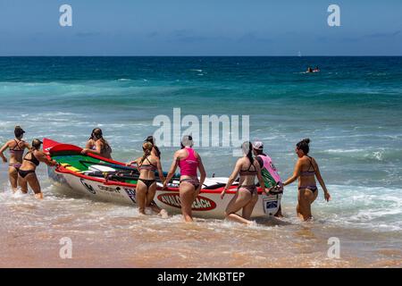 Sabato 28th Gennaio 2023. Sydney Northern Beaches Surfboat carnevale a North Narrabeen Beach, surf club locale squadre maschili e femminili Foto Stock