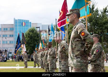 I soldati dell'esercito degli Stati Uniti, gli amici e i membri della famiglia hanno partecipato ad una cerimonia di cambiamento di comando fra il genere Gary Brito, comandante entrante dell'addestramento dell'esercito degli Stati Uniti e del comando di Dottrina ed il genere Paul Funk 8 settembre 2022, a Fort Eustis, Virginia. Foto Stock