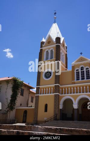 Una chiesa di ispirazione tedesca con un alto campanile e dettagli finestra Foto Stock