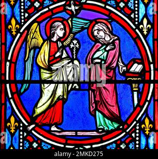 Presepe, vetrate, di Oudinot di Parigi, 1861, Chiesa di Feltwell, Norfolk. Annunciazione dell'Arcangelo Gabriele alla Vergine Maria Foto Stock