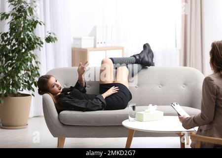 Psicoterapeuta che lavora con la ragazza goth adolescente in ufficio Foto Stock