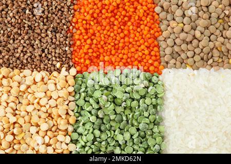 Grani e cereali diversi come sfondo, vista dall'alto Foto Stock