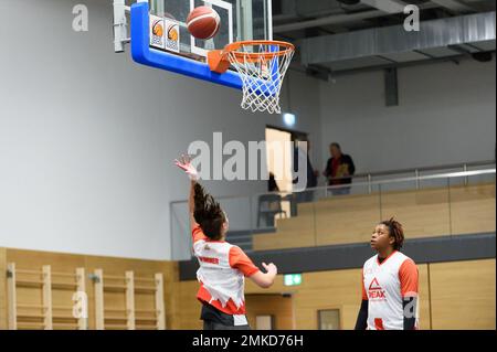 Monaco, Germania. 28th Jan, 2023. Monaco, Germania, 28th 2023 gennaio: I giocatori di Wasserburg si scaldano prima della partita 2.DBBL tra Jahn Muenchen e TSV 1880 Wasserburg, Germania. (Sven Beyrich/SPP) Credit: SPP Sport Press Photo. /Alamy Live News Foto Stock