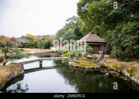 Okayama Giappone 5th dicembre 2022: La vista di Korakuen, un giardino giapponese situato nella Prefettura di Okayama. E' uno dei tre grandi Giardini del Giappone Foto Stock