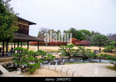 Okayama Giappone 5th dicembre 2022: La vista di Korakuen, un giardino giapponese situato nella Prefettura di Okayama. E' uno dei tre grandi Giardini del Giappone Foto Stock