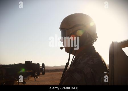 Sean Popravak, comandante della compagnia per la truppa Badger, 3rd battaglione, 116th Reggimento della Cavalleria della Guardia Nazionale dell'Oregon, guida la sua azienda attraverso esercizi di formazione situazionale (STX) durante l'esercizio Eager Lion in Giordania, 8 settembre 2022. Esercitazione leone dimostra gli Stati Uniti La dedizione del comando centrale al Regno hascemita di Giordania e gli sforzi dei partner regionali per sostenere la sicurezza e la stabilità regionali. Foto Stock