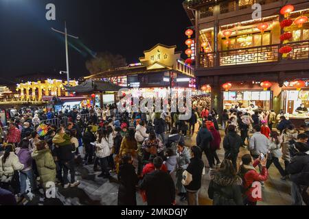 NANJING, CINA - 28 GENNAIO 2023 - i turisti visitano il Tempio di Confucio a Nanjing, nella provincia di Jiangsu della Cina Orientale, il 28 gennaio 2023. Secondo il predimin Foto Stock