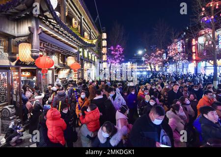 NANJING, CINA - 28 GENNAIO 2023 - i turisti visitano il Tempio di Confucio a Nanjing, nella provincia di Jiangsu della Cina Orientale, il 28 gennaio 2023. Secondo il predimin Foto Stock