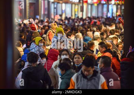 NANJING, CINA - 28 GENNAIO 2023 - i turisti visitano il Tempio di Confucio a Nanjing, nella provincia di Jiangsu della Cina Orientale, il 28 gennaio 2023. Secondo il predimin Foto Stock