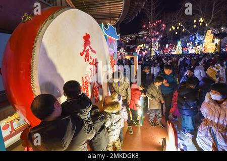 NANJING, CINA - 28 GENNAIO 2023 - i turisti visitano il Tempio di Confucio a Nanjing, nella provincia di Jiangsu della Cina Orientale, il 28 gennaio 2023. Secondo il predimin Foto Stock