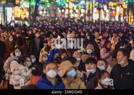 NANJING, CINA - 28 GENNAIO 2023 - i turisti visitano il Tempio di Confucio a Nanjing, nella provincia di Jiangsu della Cina Orientale, il 28 gennaio 2023. Secondo il predimin Foto Stock