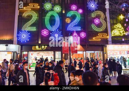 NANJING, CINA - 28 GENNAIO 2023 - i turisti visitano il Tempio di Confucio a Nanjing, nella provincia di Jiangsu della Cina Orientale, il 28 gennaio 2023. Secondo il predimin Foto Stock