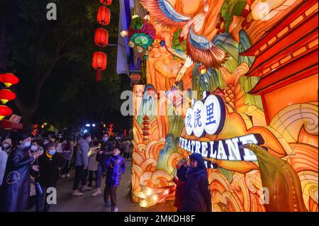 NANJING, CINA - 28 GENNAIO 2023 - i turisti visitano il Tempio di Confucio a Nanjing, nella provincia di Jiangsu della Cina Orientale, il 28 gennaio 2023. Secondo il predimin Foto Stock