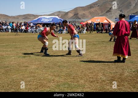 I lottatori si cercavano l'un l'altro durante una partita nello stile del wrestling mongolo, conosciuto come Bokh, come uno degli eventi per un festival di Naadam che si tiene prima dell'ultimo giorno di esercitazioni sul campo per Gobi Wolf 2022 a Bayankhongor, Mongolia, 9 settembre. Gobi Wolf è una parte del programma Pacific Resilience Disaster Response Exercise and Exchange, che si concentra sul coordinamento interagenzia e sull'assistenza umanitaria straniera. Tra i paesi partecipanti vi sono anche Bangladesh, Nepal, Sri Lanka, Thailandia, Regno Unito e Vietnam. (Foto della Guardia Nazionale dell'Alaska di Victoria Gra Foto Stock