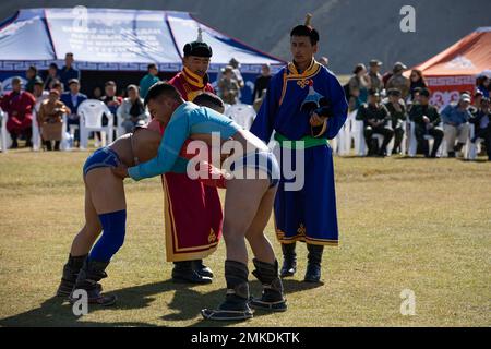 I lottatori iniziano una partita bloccata nello stile del wrestling mongolo, noto come Bokh, durante un festival di Naadam che si tiene prima dell'ultimo giorno di esercizi di addestramento sul campo per Gobi Wolf 2022 a Bayankhongor, Mongolia, 9 settembre. Gobi Wolf è una parte del programma Pacific Resilience Disaster Response Exercise and Exchange, che si concentra sul coordinamento interagenzia e sull'assistenza umanitaria straniera. Tra i paesi partecipanti vi sono anche Bangladesh, Nepal, Sri Lanka, Thailandia, Regno Unito e Vietnam. (Foto della Guardia Nazionale dell'Alaska di Victoria Granado) Foto Stock