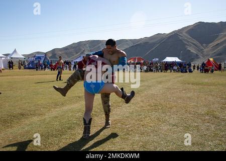 SGT. 1st Classe Enrique Nazario, 83rd Battaglione Affari civili, compete nel wrestling mongolo, noto come Bokh, durante un festival di Naadam che si tiene prima dell'ultimo giorno di esercitazioni sul campo per Gobi Wolf 2022 a Bayankhongor, Mongolia, 9 settembre. L'esercizio si concentra sul coordinamento interagenzia all'interno della Mongolia, nonché sull'assistenza umanitaria straniera durante un disastro naturale su larga scala. Tra i paesi partecipanti vi sono anche Bangladesh, Nepal, Sri Lanka, Thailandia, Regno Unito e Vietnam. (Foto della Guardia Nazionale dell'Alaska di Victoria Granado) Foto Stock