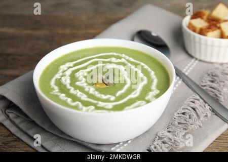 Deliziosa zuppa di broccoli servita su un tavolo di legno Foto Stock