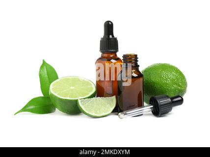 Olio essenziale di lime in bottiglie e agrumi isolati su bianco Foto Stock