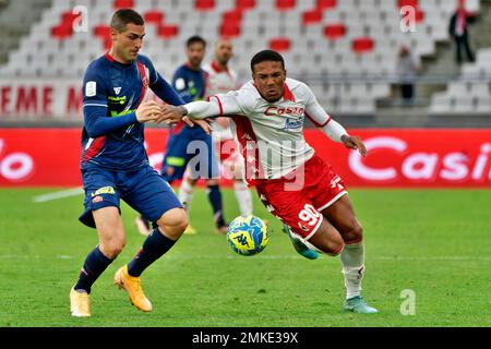 Stadio San Nicola, Bari, Italia, 28 gennaio 2023, Michael Folorunsho (SSC Bari) e Aleandro Rosi (AC Perugia Calcio) durante la SSC Bari vs AC Perugia - partita italiana di calcio Serie B. Foto Stock