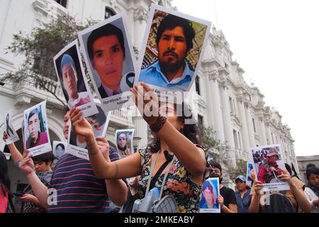 Lima, Perù. 28th Jan, 2023. Le persone portano striscioni con ritratti di coloro che sono stati uccisi nelle proteste quando gli artisti si uniscono alle proteste e scendono in piazza insieme a migliaia di manifestanti per chiedere le dimissioni del presidente Dina Boluarte. Da quando Boluarte ha assunto la presidenza il 7 dicembre, le proteste non si sono ferme in tutto il paese. Credit: Agenzia Stampa Fotoholica/Alamy Live News Foto Stock