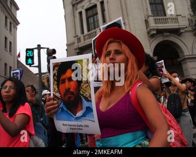 Lima, Perù. 28th Jan, 2023. Le persone portano striscioni con ritratti di coloro che sono stati uccisi nelle proteste quando gli artisti si uniscono alle proteste e scendono in piazza insieme a migliaia di manifestanti per chiedere le dimissioni del presidente Dina Boluarte. Da quando Boluarte ha assunto la presidenza il 7 dicembre, le proteste non si sono ferme in tutto il paese. Credit: Agenzia Stampa Fotoholica/Alamy Live News Foto Stock