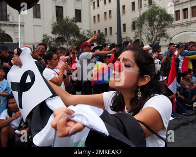 Lima, Perù. 28th Jan, 2023. Un clown femminile lutto che porta una bandiera peruviana nera quando artisti si uniscono alle proteste e scendono in piazza insieme a migliaia di manifestanti per chiedere le dimissioni del presidente Dina Boluarte. Da quando Boluarte ha assunto la presidenza il 7 dicembre, le proteste non si sono ferme in tutto il paese. Credit: Agenzia Stampa Fotoholica/Alamy Live News Foto Stock