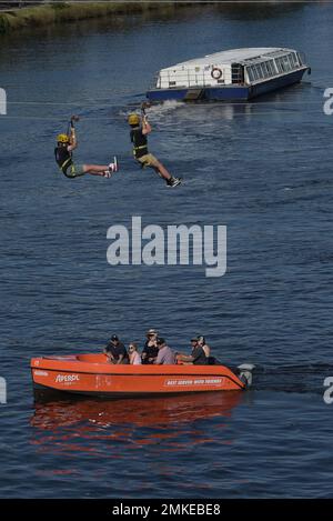 Melbourne, Victoria, Australia. 26th Jan, 2023. Un gran numero di persone celebra l'Australia Day a Melbourne a Flinders Street e St Kilda spiaggia. L'Australia Day, precedentemente conosciuta come Foundation Day, è la giornata nazionale ufficiale dell'Australia ed è celebrata annualmente il 26 gennaio per commemorare l'arrivo della prima flotta a Sydney nel 1788. Molti australiani indigeni si riferiscono al giorno come 'giorno dell'invasione' e c'è un movimento crescente per cambiare la data ad una che può essere celebrata da tutti gli australiani. (Credit Image: © Rana Sajid Hussain/Pacific Press via ZUMA Press Wire) USO EDITORIALE Foto Stock