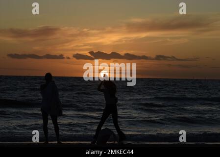 Melbourne, Victoria, Australia. 26th Jan, 2023. Un gran numero di persone celebra l'Australia Day a Melbourne a Flinders Street e St Kilda spiaggia. L'Australia Day, precedentemente conosciuta come Foundation Day, è la giornata nazionale ufficiale dell'Australia ed è celebrata annualmente il 26 gennaio per commemorare l'arrivo della prima flotta a Sydney nel 1788. Molti australiani indigeni si riferiscono al giorno come 'giorno dell'invasione' e c'è un movimento crescente per cambiare la data ad una che può essere celebrata da tutti gli australiani. (Credit Image: © Rana Sajid Hussain/Pacific Press via ZUMA Press Wire) USO EDITORIALE Foto Stock