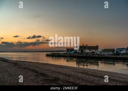 Mudeford Quay e Mudeford Sandbank durante il tramonto, Christchurch, Dorset, Inghilterra, Regno Unito Foto Stock