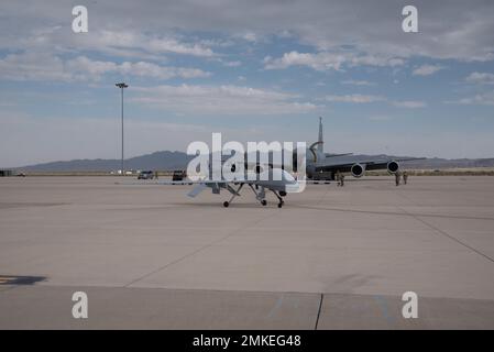Un veicolo aereo Gray Eagle mq-1 senza equipaggio passa davanti a un KC-135R Stratotanker durante un esercizio di forza congiunto il 8 settembre 2022 sul Dugway Proving Ground, Utah. Durante l'esercizio, le RZR militari Polaris modificate con le apparecchiature mobili di comando e controllo della gestione della battaglia sono state in grado di controllare l'UAV da terra. Foto Stock