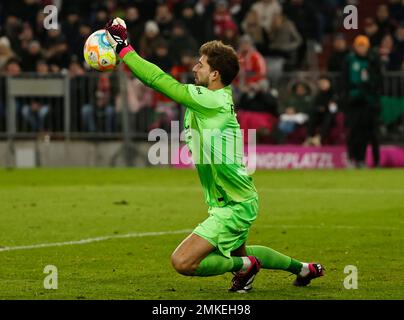 Monaco, Germania. 28th Jan, 2023. Il portiere di Francoforte Kevin Trapp salva la palla durante la partita della Bundesliga tedesca tra Bayern Munich ed Eintracht Frankfurt a Monaco di Baviera, Germania, 28 gennaio 2023. Credit: Philippe Ruiz/Xinhua/Alamy Live News Foto Stock