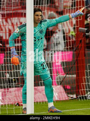 Monaco, Germania. 28th Jan, 2023. Il portiere del Bayern Monaco Yann Sommer reagisce durante la partita della Bundesliga tedesca tra Bayern Monaco e Eintracht Frankfurt a Monaco di Baviera, Germania, 28 gennaio 2023. Credit: Philippe Ruiz/Xinhua/Alamy Live News Foto Stock