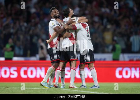 SANTIAGO DEL ESTERO, ARGENTINA, 28 GENNAIO 2023: Nacho Fernandez di River Plate festeggia con Enzo Perez e Miguel Borja dopo aver segnato il gol di apertura durante il Torneo Binance 2023 della Liga Argentina Profesional Match tra Central Cordoba e River Plate allo Stadio Único Madre de Ciudades di Santiago del estero, Argentina, il 28 gennaio 2023. Foto di SFSI Credit: Sebo47/Alamy Live News Foto Stock