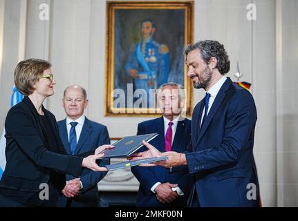 28 gennaio 2023, Argentina, Buenos Aires: Il cancelliere tedesco OLAF Scholz (2nd da sinistra, SPD) e Alberto Angel Fernandez (2nd da destra), presidente dell'Argentina, assistono allo scambio di un memorandum d'intesa di Franziska Brantner, segretario di Stato parlamentare al ministro federale tedesco dell'economia e della protezione del clima, E Santiago Cafiero, ministro degli Esteri argentino, prima di una conferenza stampa alla Farnesina. Durante il suo viaggio in America Latina, Scholz visiterà prima l'Argentina, poi il Cile e il Brasile. L'obiettivo del viaggio è rafforzare la cooperazione con l'Amer Latina Foto Stock