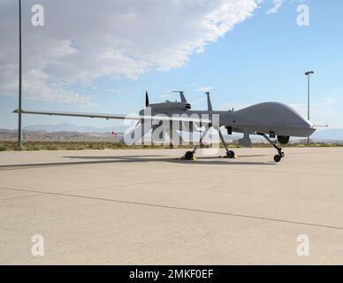 Un veicolo aereo Gray Eagle mq-1 senza equipaggio passa davanti al KC-135R Stratotanker durante un esercizio di forza congiunto il 8 settembre 2022 sul Dugway Proving Ground, Utah. Durante l'esercizio, le RZR militari Polaris modificate con le apparecchiature mobili di comando e controllo della gestione della battaglia sono state in grado di controllare l'UAV da terra. Foto Stock