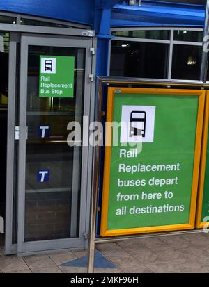 La fermata dell'autobus Rail Replacement, all'interscambio di Sheffield, indica che gli autobus partono da qui per tutte le destinazioni Foto Stock