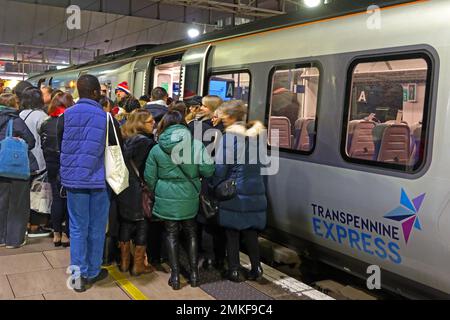 Code per salire a bordo dell'affollato treno Transpennine Express, con carrozza insufficiente Foto Stock