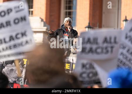 Boston, Stati Uniti. 28th Jan, 2023. Un attivista della comunità si rivolge al raduno chiedendo la fine della brutalità della polizia a Boston. I manifestanti di Boston hanno tenuto un rally dopo il rilascio del video che ha mostrato la polizia che batte Tiro Nichols, quasi 100 partecipanti al rally si sono incontrati nel Boston Common per ascoltare oratori e attivisti della comunità. Più tardi, il rally si trasferì in strada marciando intorno al centro di Boston. Credit: SOPA Images Limited/Alamy Live News Foto Stock