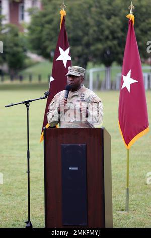 Scott Dingle, chirurgo generale dell'esercito degli Stati Uniti e comandante generale del comando medico dell'esercito degli Stati Uniti, parla durante una cerimonia che ha ridesignato il comando regionale di salute-Atlantico come il comando di preparazione medica, 8 settembre 2022 orientale, su Fort Belvoir, Virginia. RHC-A è stato il primo dei quattro RHC del comando medico dell'esercito degli Stati Uniti ad essere ufficialmente ri-designati. Foto Stock